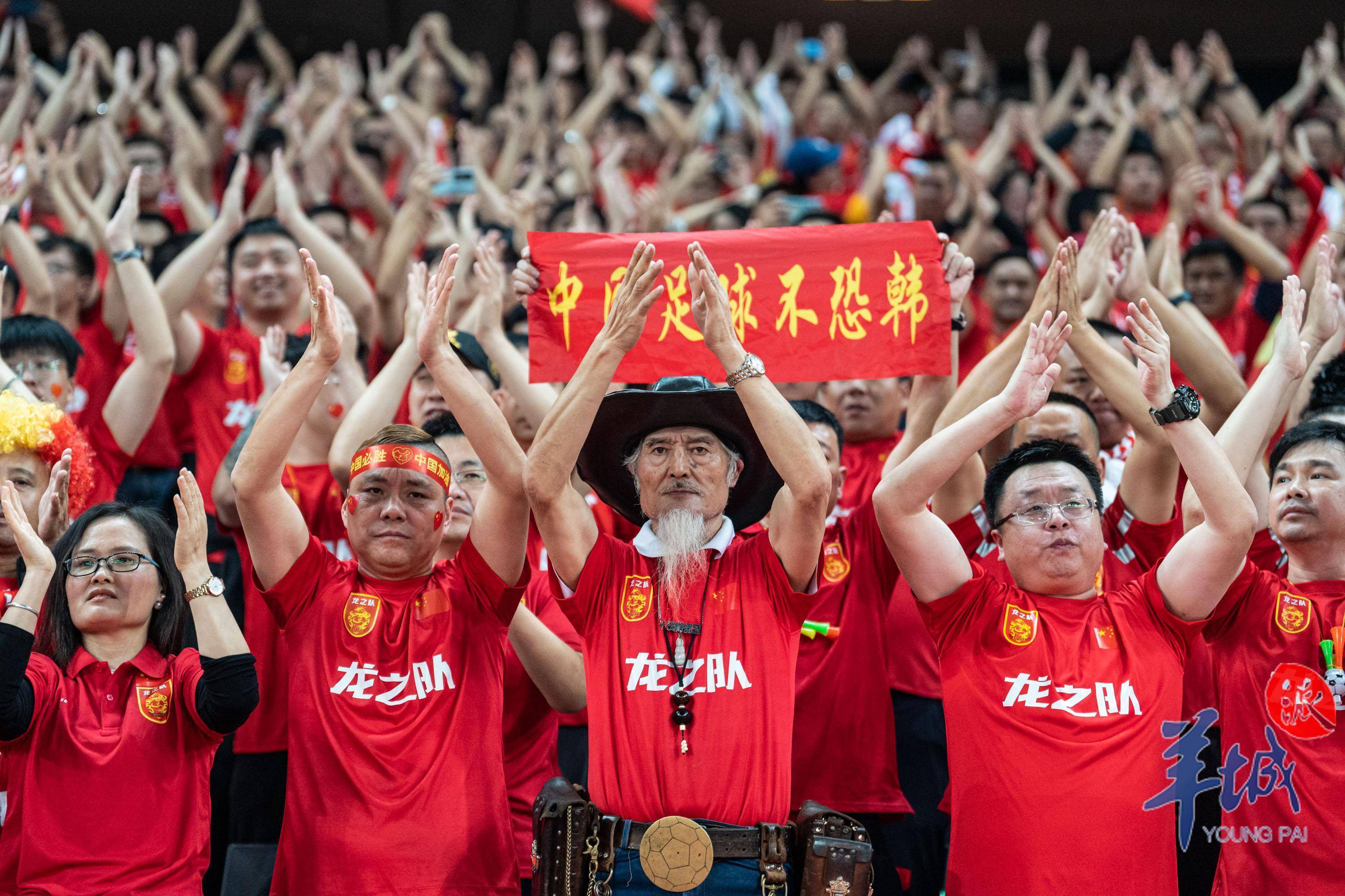 球迷热情高亢，为各支球队打气喊加油
