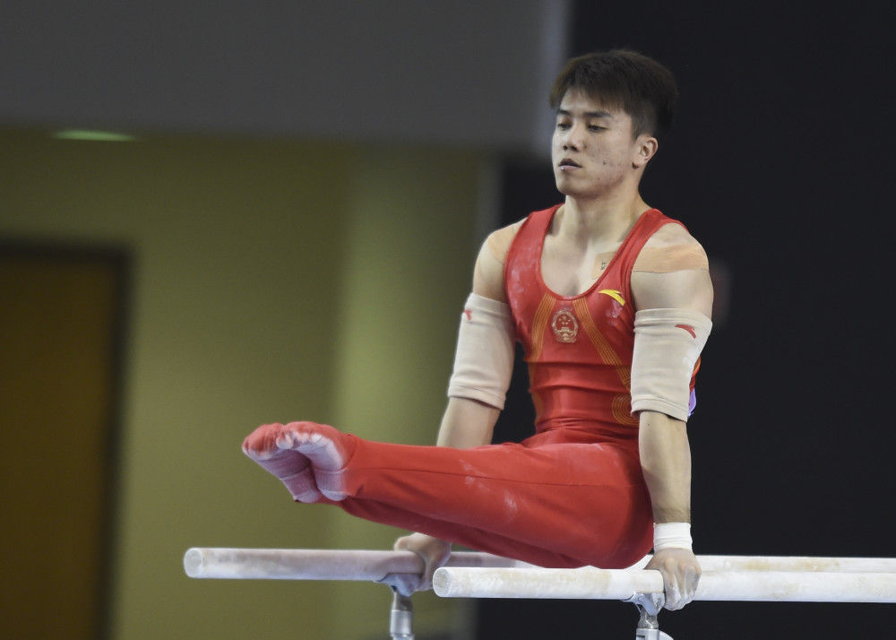 体操比赛惊险激烈，中国选手力压群雄夺魁